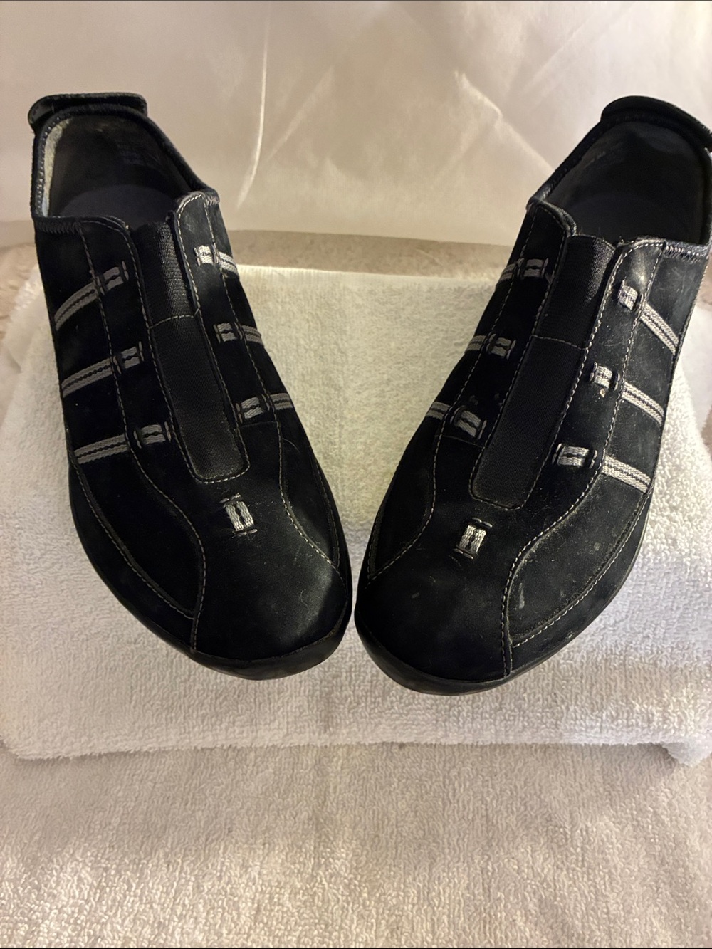 Clarks Bellevue Cedar Women’s Black Slip-On Loafers w/Contrast Stitching #88679